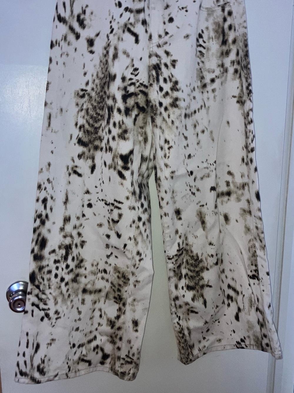 Relaxed Wide-Leg Pants in Cream with Black Print